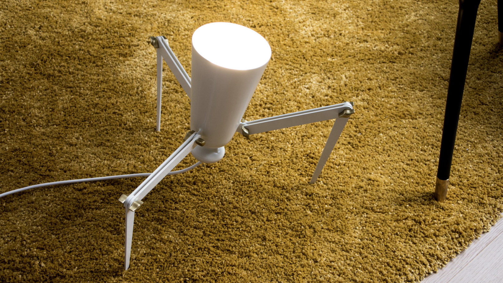 Cyborg-Lamp-Jaro-Kose-Flower-Gold-Metal-Black-Design-Product